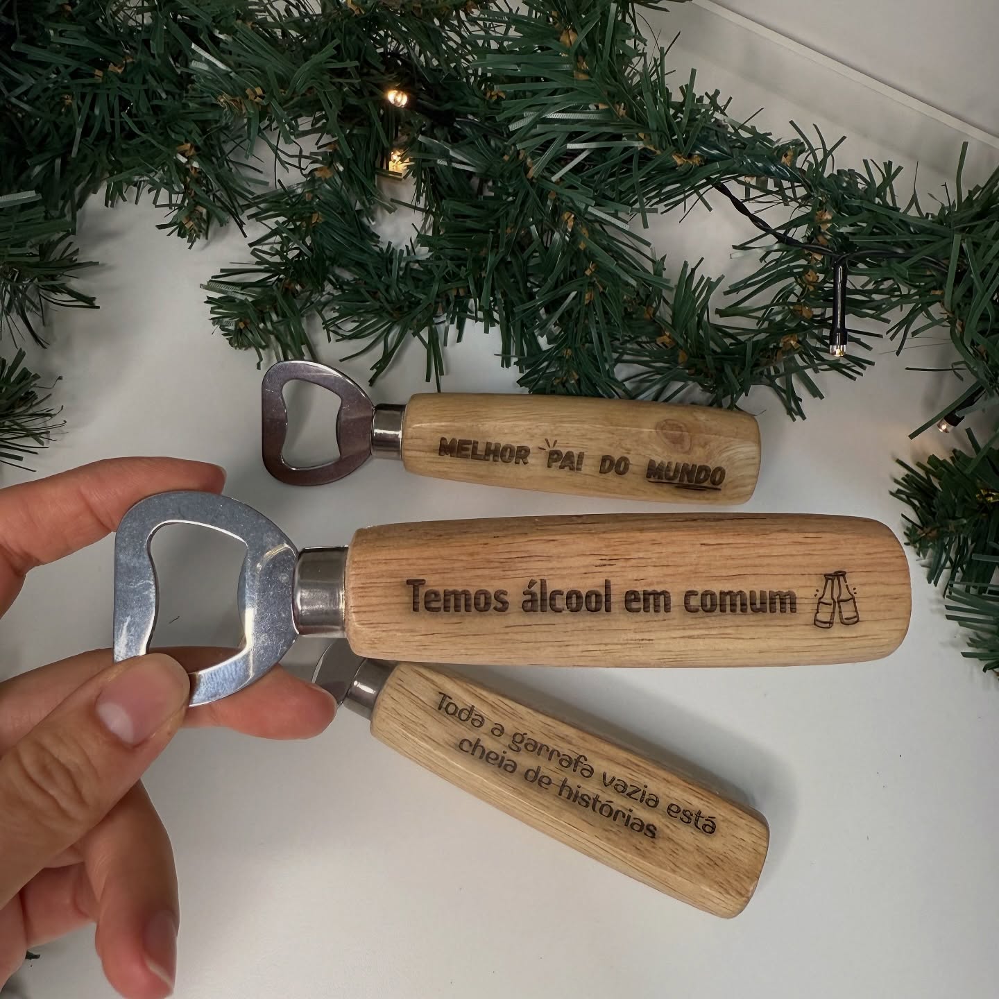 Abre-cápsulas em madeira personalizado